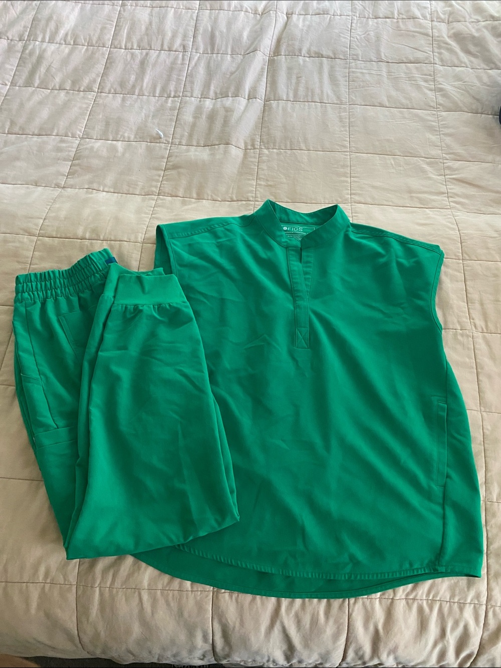Figs Rafaela top size small uman joggers size medium in Evergreen